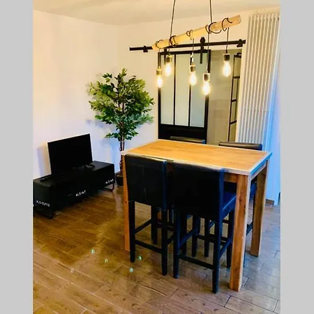 Appartement Centre De Pour 4 Personnes Piscine Et Tennis Hyères