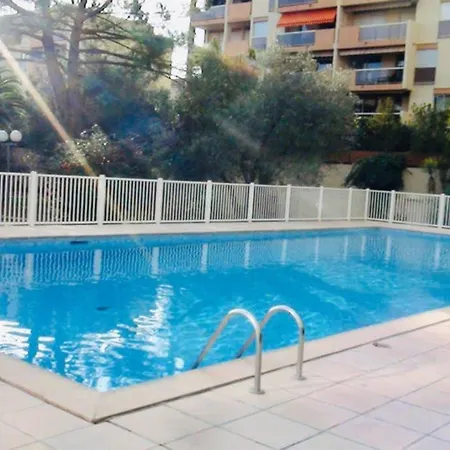 Centre De Pour 4 Personnes Piscine Et Tennis Hyeres